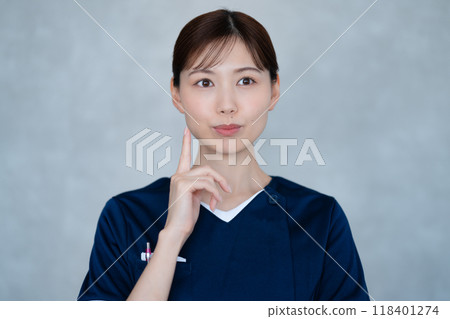 Thinking nurse woman 118401274
