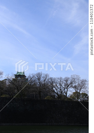 The castle tower seen from the eastern outer moat of Osaka Castle 118401372