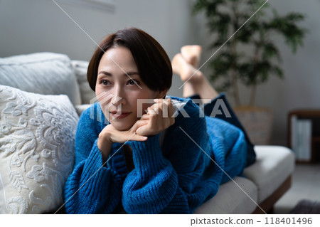 中年婦女放鬆地躺在沙發上 118401496