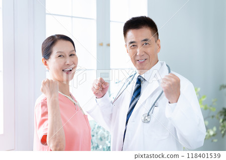 資深醫生和護士 118401539