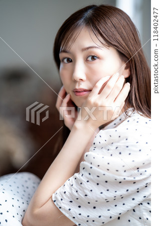 A stylish woman with a feminine flair 118402477