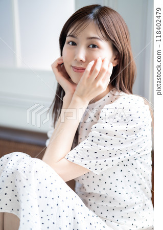 A stylish woman with a feminine flair 118402479