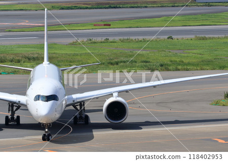 Passenger plane jet plane heading to the spot Airport arrival image departure image Passenger plane jet plane heading to the spot Airport arrival image departure image 118402953