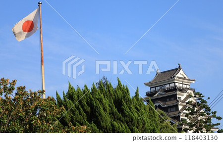 Scenery of the castle tower and the Japanese flag of Fukuyama Castle in Fukuyama City, Hiroshima Prefecture Scenery of the castle tower and the Japanese flag of Fukuyama Castle in Fukuyama City, Hiroshima Prefecture 118403130