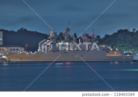 義大利海軍貝爾加米尼級護衛艦「阿爾皮諾（Alpino F594）」夜艦夜景 118403384