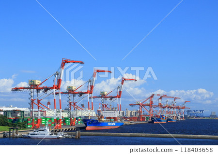 Gantry cranes at the Port of Tokyo Port work Loading and unloading containers from cargo ships Gantry cranes at the Port of Tokyo Port work Loading and unloading containers from cargo ships 118403658
