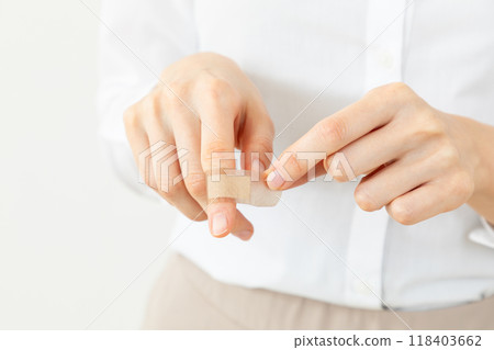 因手指受傷而包紮的婦女 01 因手指受傷而包紮的婦女 01 118403662