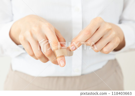因手指受傷而包紮的婦女 02 因手指受傷而包紮的婦女 02 118403663