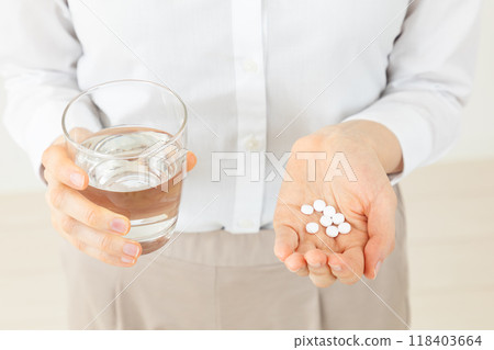 亞洲女人吃藥01 亞洲女人吃藥01 118403664