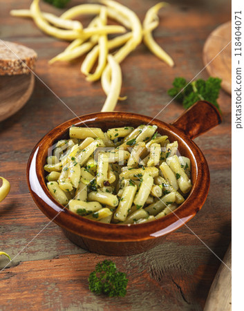 Green beans with herbs 118404071