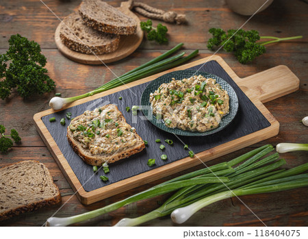 Bread topped with tuna spread 118404075