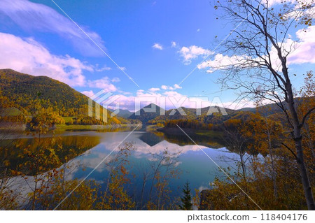 熾熱的秋天,錦秋的北海道,十月,層雲峽的秋葉,黑岳索道,乘索道攀登黑岳,紅黃色的秋葉 熾熱的秋天,錦秋的北海道,十月,層雲峽的秋葉,黑岳索道,乘索道攀登黑岳,紅黃色的秋葉 118404176