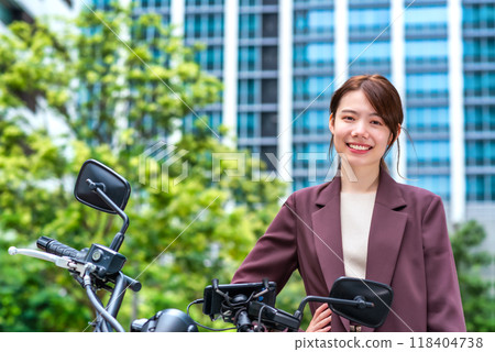 Business woman commuting by motorcycle 118404738