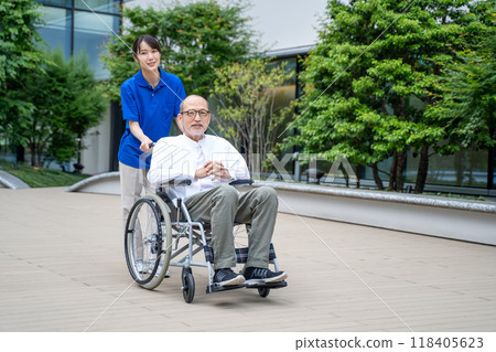 輪椅老人及療養院工作人員 118405623