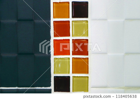 Bathroom wall tiles are installed in an unorganized manner according to standards. 118405638