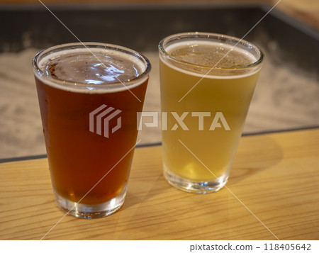 兩杯精釀啤酒 兩杯精釀啤酒 118405642