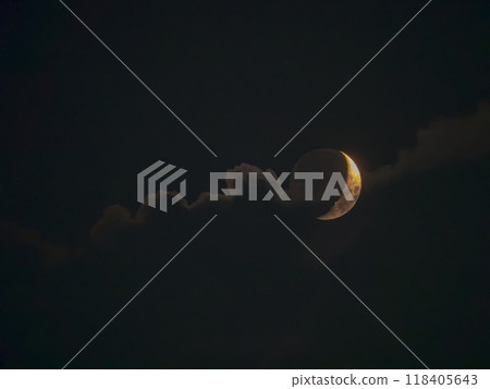 新月從雲層間探出頭來 新月從雲層間探出頭來 118405643