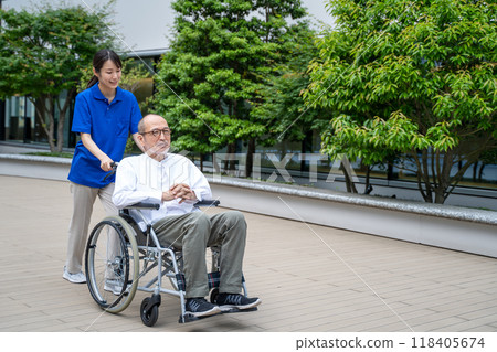 輪椅老人及療養院工作人員 118405674