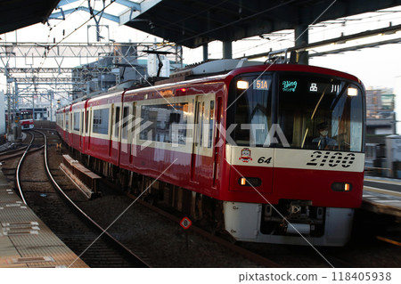 Keikyu Main Line 2100 series (Morning Wing) train speeding through Heiwajima Station early in the morning 118405938