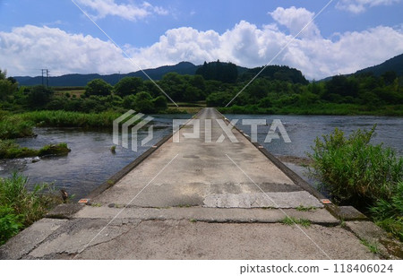 Shimotsui Submerged Bridge in Motoyama Town crosses the Yoshino River in Kochi Prefecture 118406024