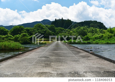 Shimotsui Submerged Bridge in Motoyama Town crosses the Yoshino River in Kochi Prefecture Shimotsui Submerged Bridge in Motoyama Town crosses the Yoshino River in Kochi Prefecture 118406053