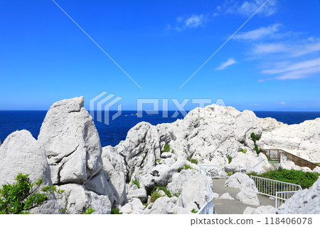 Shirasaki Marine Park: Blue sea and white rocks 118406078