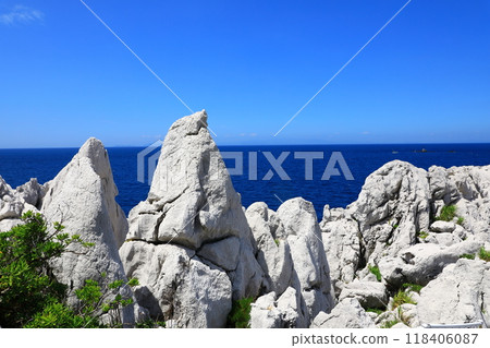 Shirasaki Marine Park: Blue sea and white rocks 118406087