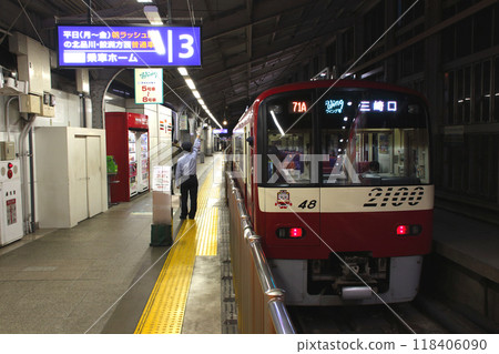 京急本線2100型（夜翼）夜間停靠品川站 118406090