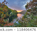 夕陽和初秋的樹木 118406476