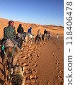 撒哈拉沙漠和駱駝行軍 118406478