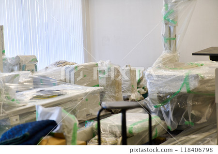 辦公室有收拾好的行李 118406798