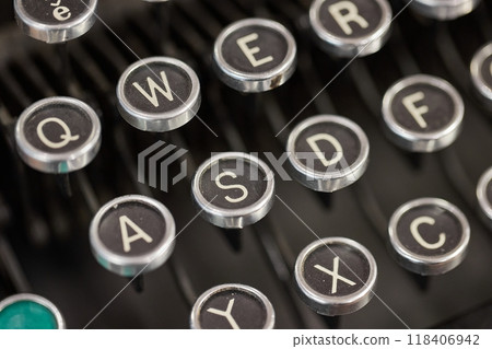Old Classic Typewriter 118406942