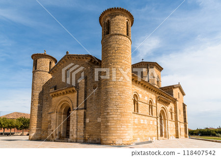 Romanesque church of San Martin of Fromista in Palencia, Spain, exterior view 118407542