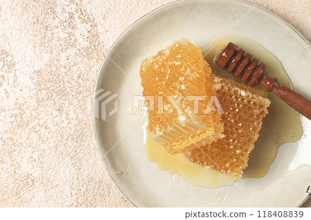 honeycomb, with a wooden spoon-spindle, on a plate, no people, 118408839