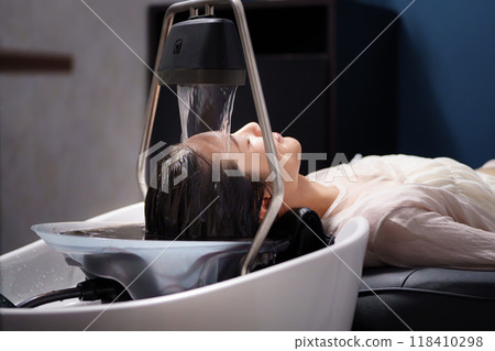 A woman receiving a carbonated head spa 118410298