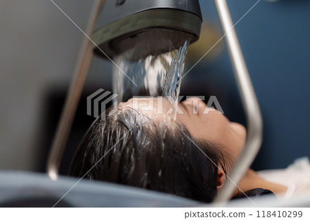 接受碳酸頭部水療的女性 118410299