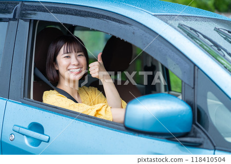 一個女人在開車 一個女人坐在汽車的駕駛座上 一個女人在開車 一個女人坐在汽車的駕駛座上 118410504