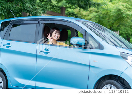 一個女人在開車 一個女人坐在汽車的駕駛座上 118410511
