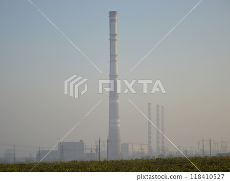 power plant in the rays of the sun at dawn 118410527