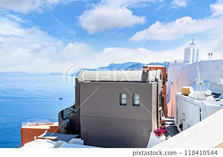 Oia, santorini, views of the white houses with their cobbled streets. aegean sea, cyclades, greece. 118410544