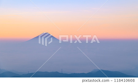Morning sky, sea of clouds and Mt. Fuji (from Mt. Kinpu) Morning sky, sea of clouds and Mt. Fuji (from Mt. Kinpu) 118410608