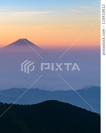 Morning sky, sea of clouds and Mt. Fuji (from Mt. Kinpu) Morning sky, sea of clouds and Mt. Fuji (from Mt. Kinpu) 118410612