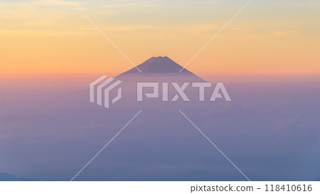 日出的天空、雲海、富士山(來自金峰山) 日出的天空、雲海、富士山(來自金峰山) 118410616