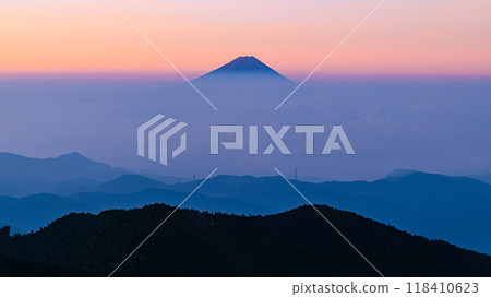 日出的天空、雲海、富士山（來自金峰山） 118410623