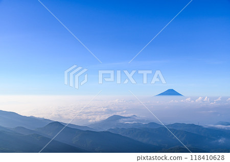 A spectacular view of the summer sky, Mt. Fuji, and sea of clouds from Mt. Kinpu 118410628