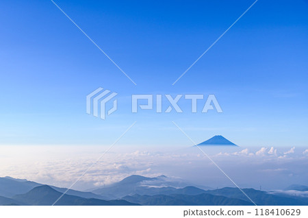 A spectacular view of the summer sky, Mt. Fuji, and sea of clouds from Mt. Kinpu 118410629