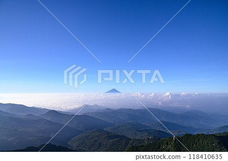 A spectacular view of the summer sky, Mt. Fuji, and sea of clouds from Mt. Kinpu 118410635