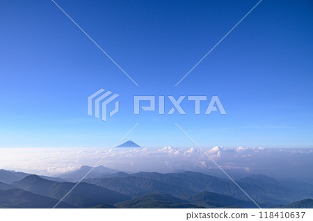 A spectacular view of the summer sky, Mt. Fuji, and sea of clouds from Mt. Kinpu 118410637