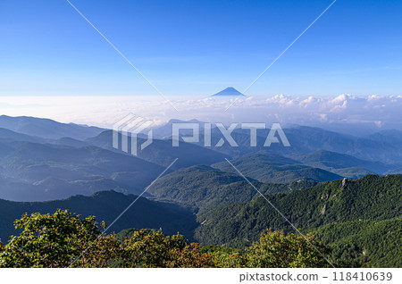 A spectacular view of the summer sky, Mt. Fuji, and sea of clouds from Mt. Kinpu A spectacular view of the summer sky, Mt. Fuji, and sea of clouds from Mt. Kinpu 118410639