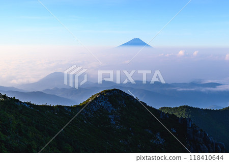 從金浦山欣賞夏季天空、富士山和雲海的壯麗景色 從金浦山欣賞夏季天空、富士山和雲海的壯麗景色 118410644